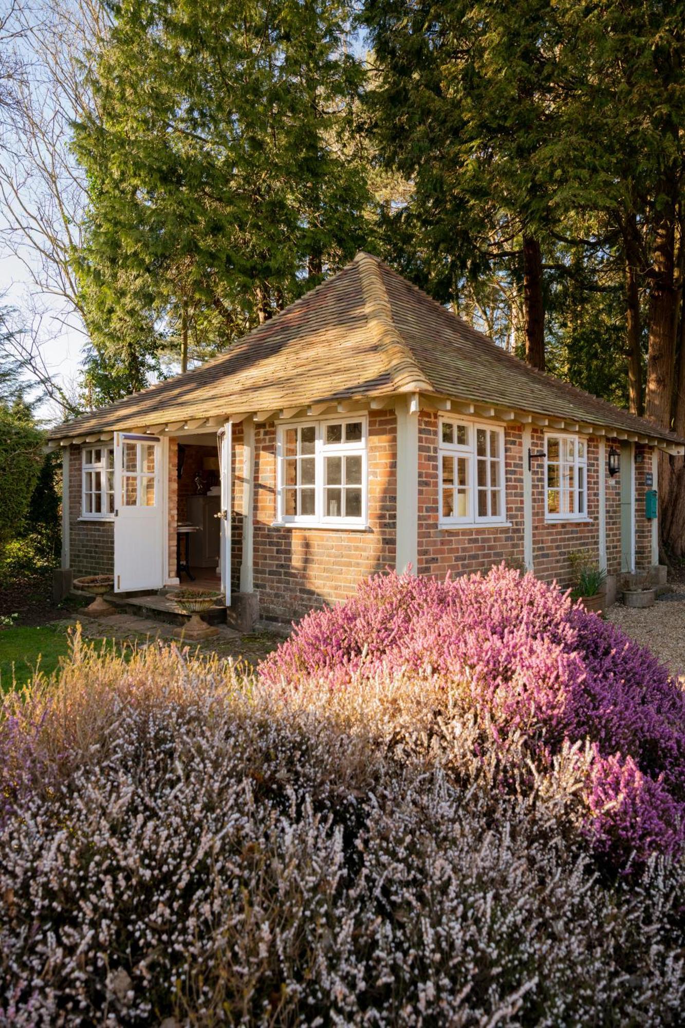 Old Mill Lodge By Huluki Sussex Stays Hurstpierpoint Екстериор снимка
