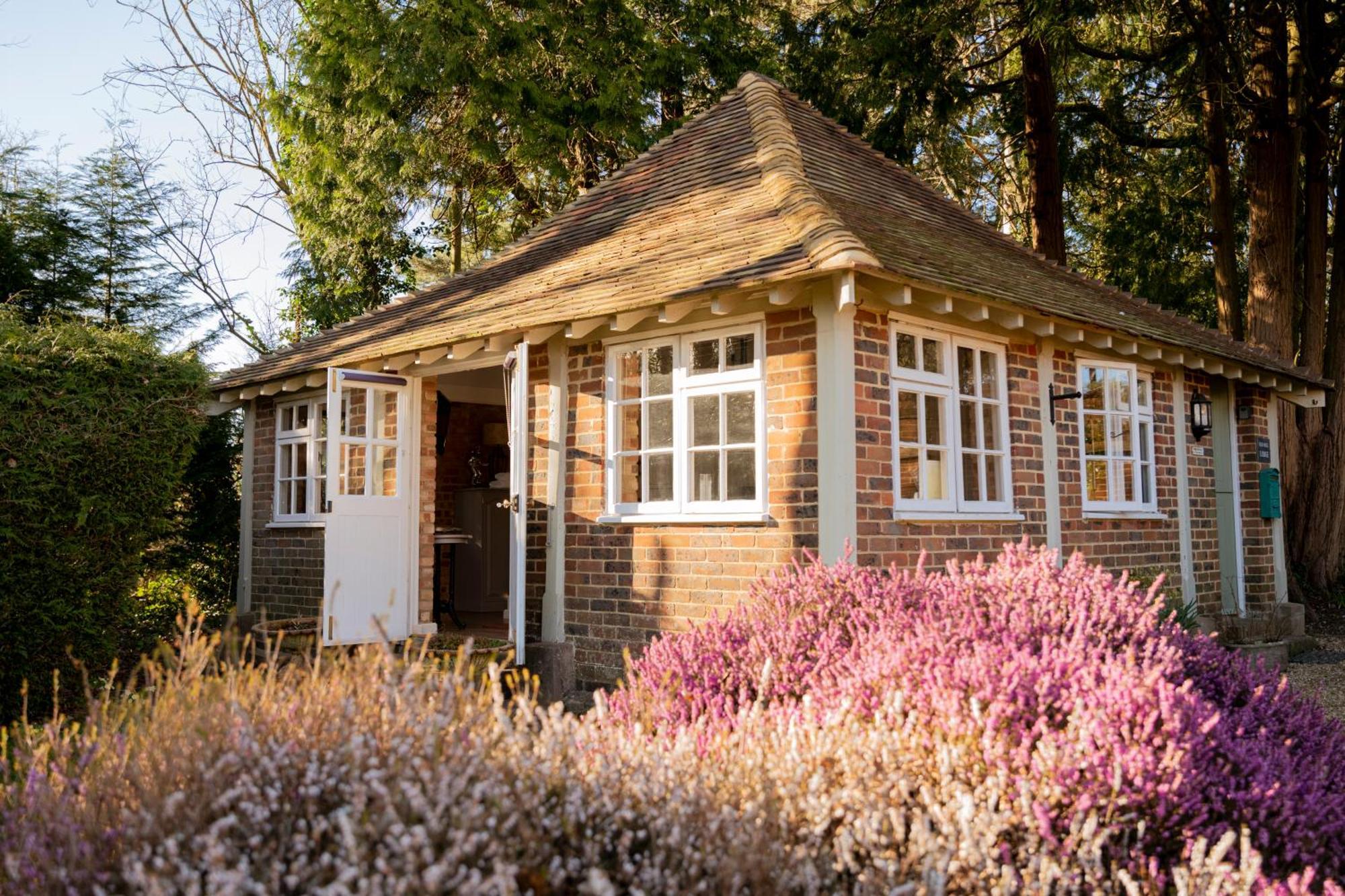 Old Mill Lodge By Huluki Sussex Stays Hurstpierpoint Екстериор снимка