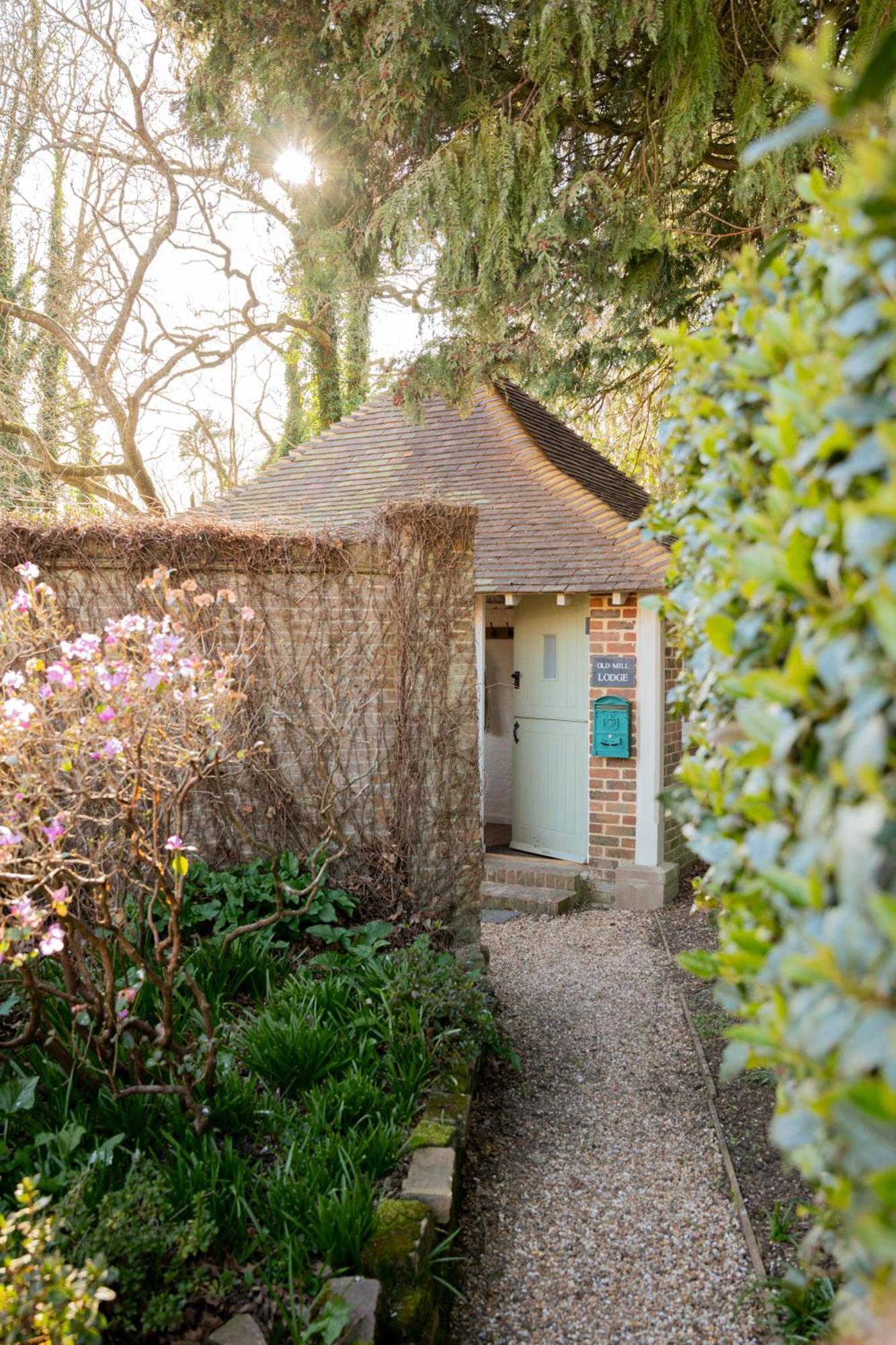 Old Mill Lodge By Huluki Sussex Stays Hurstpierpoint Екстериор снимка
