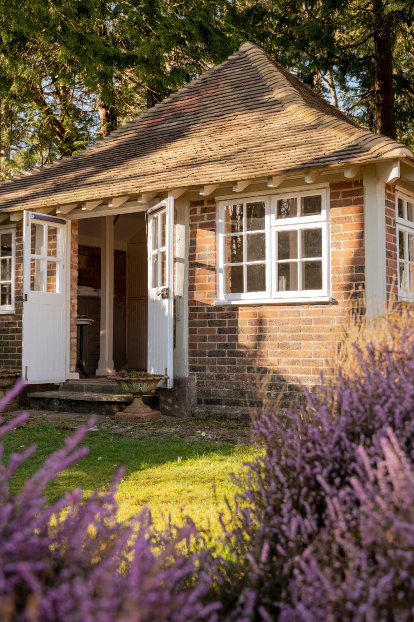 Old Mill Lodge By Huluki Sussex Stays Hurstpierpoint Екстериор снимка
