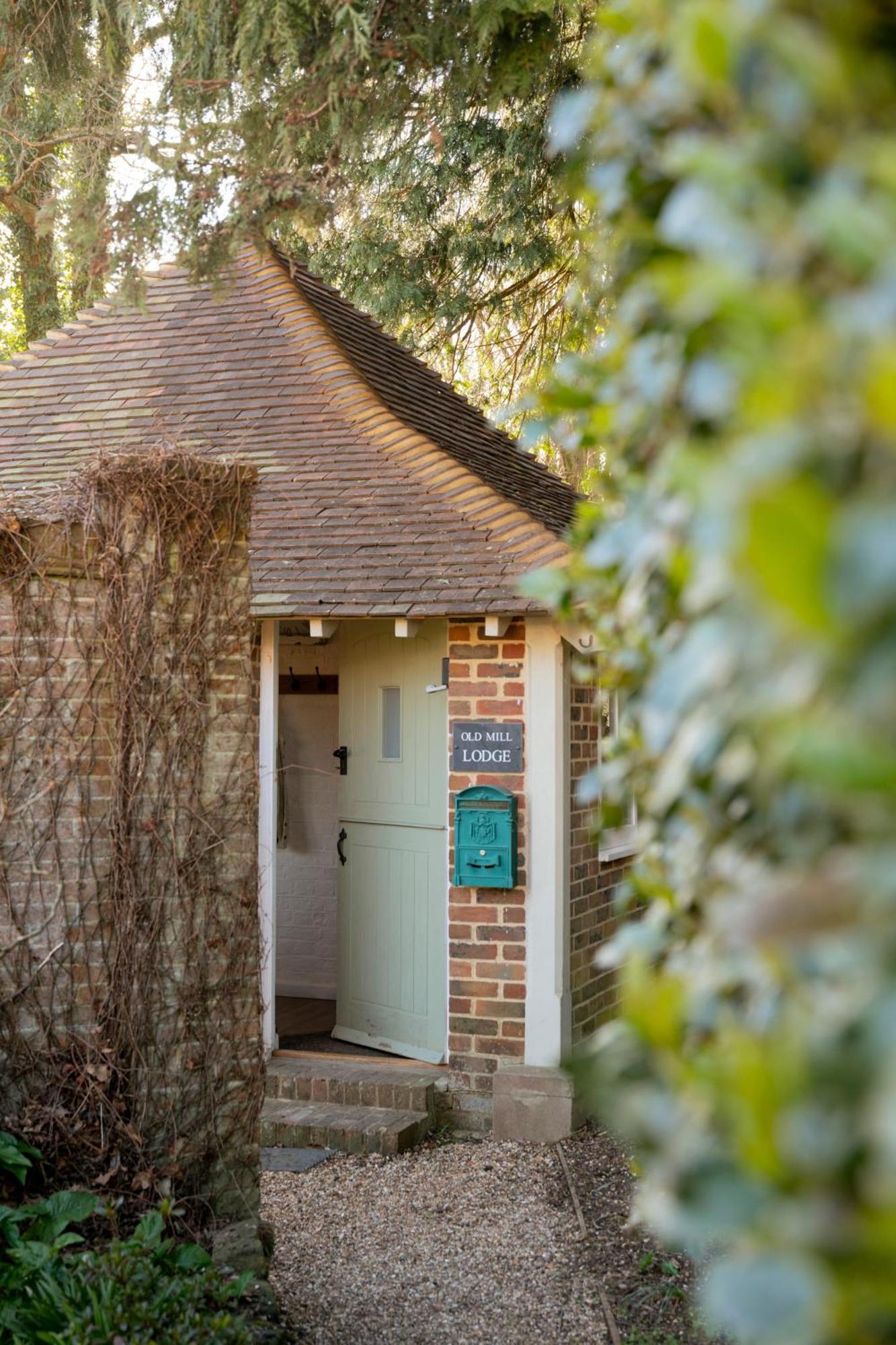 Old Mill Lodge By Huluki Sussex Stays Hurstpierpoint Екстериор снимка
