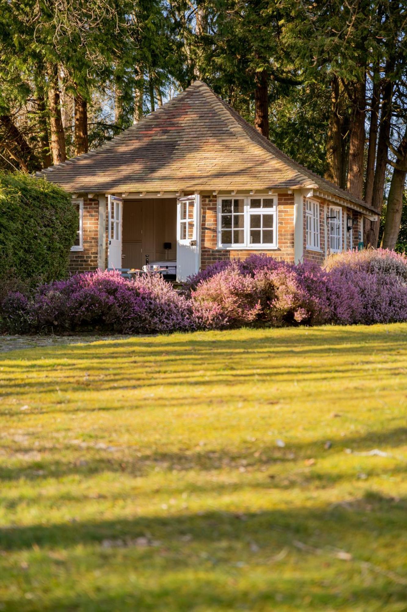 Old Mill Lodge By Huluki Sussex Stays Hurstpierpoint Екстериор снимка