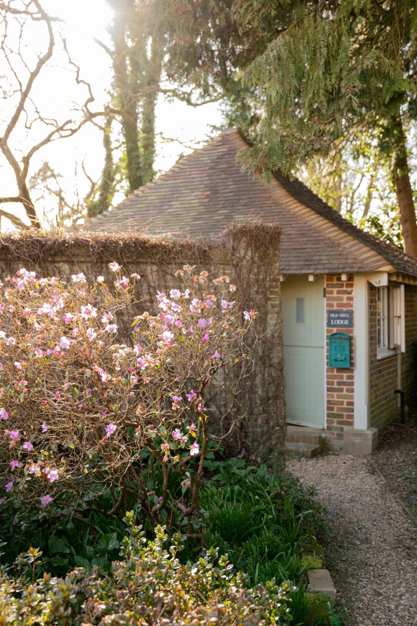 Old Mill Lodge By Huluki Sussex Stays Hurstpierpoint Екстериор снимка