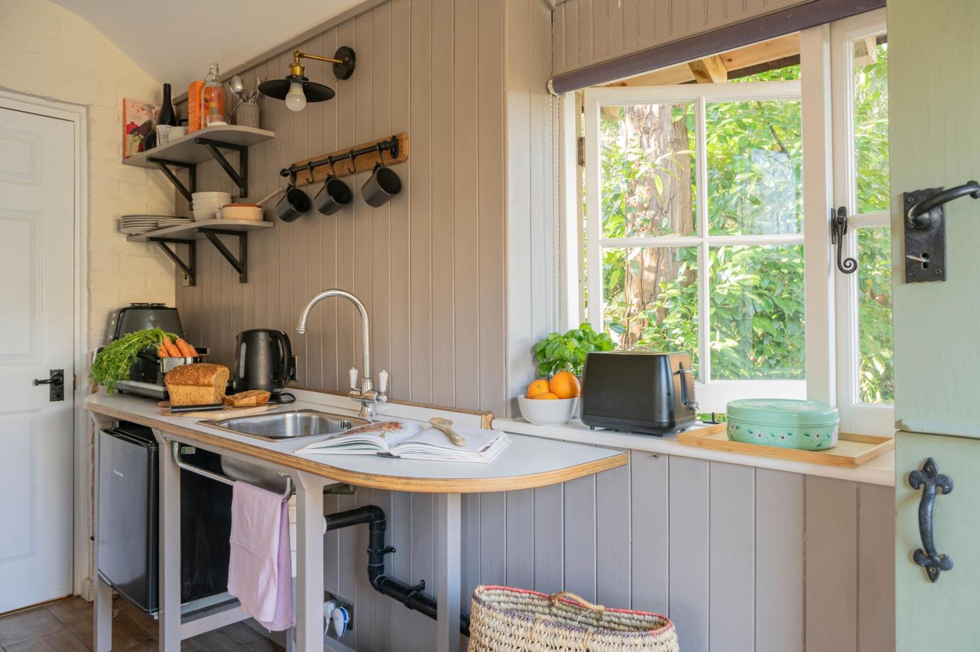 Old Mill Lodge By Huluki Sussex Stays Hurstpierpoint Екстериор снимка