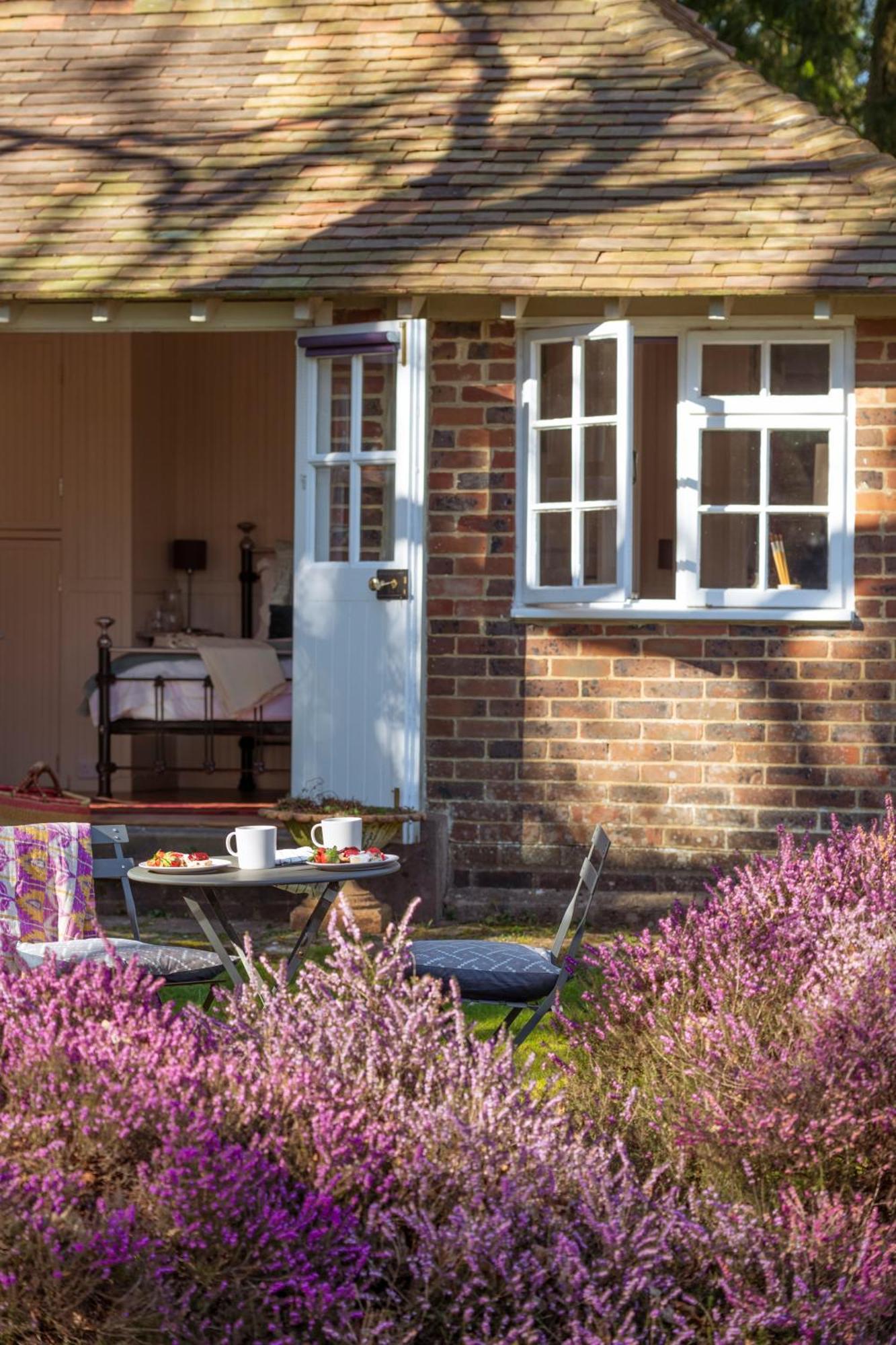 Old Mill Lodge By Huluki Sussex Stays Hurstpierpoint Екстериор снимка