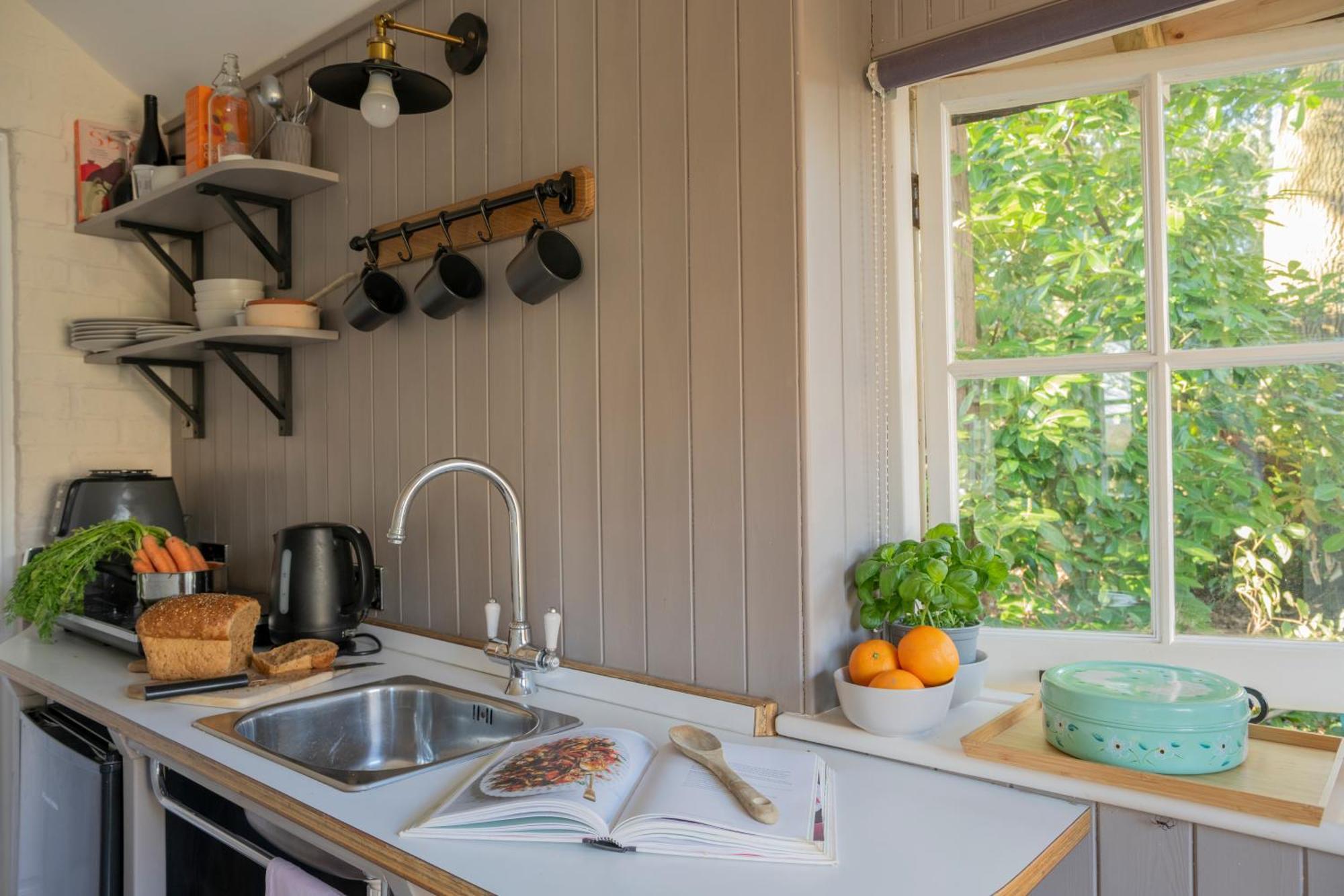 Old Mill Lodge By Huluki Sussex Stays Hurstpierpoint Екстериор снимка