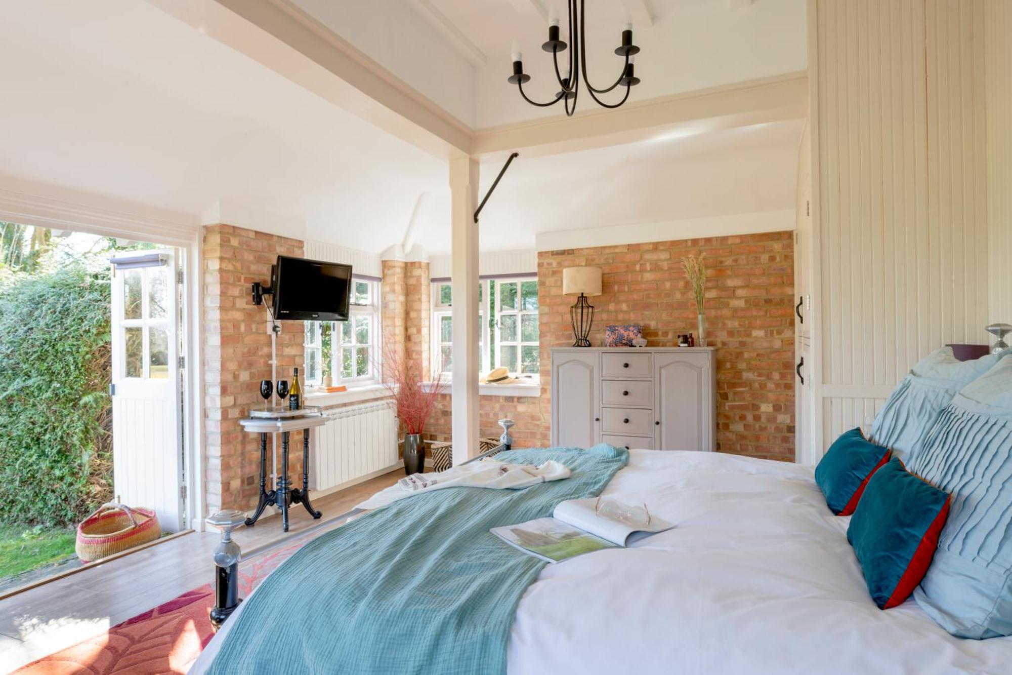 Old Mill Lodge By Huluki Sussex Stays Hurstpierpoint Екстериор снимка