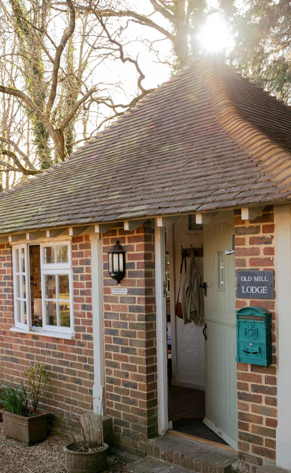 Old Mill Lodge By Huluki Sussex Stays Hurstpierpoint Екстериор снимка