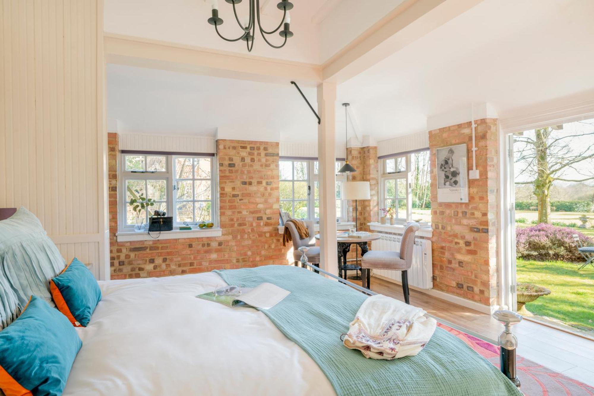 Old Mill Lodge By Huluki Sussex Stays Hurstpierpoint Екстериор снимка
